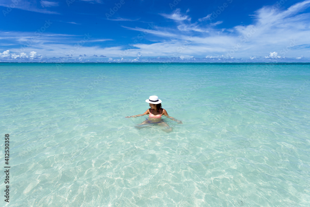 リゾート地に海水浴をしに来た水着姿の女の子