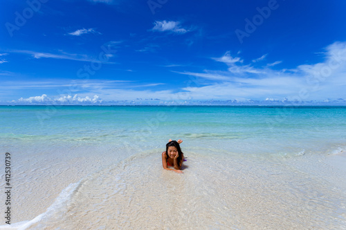 リゾート地に海水浴をしに来た水着姿の女の子