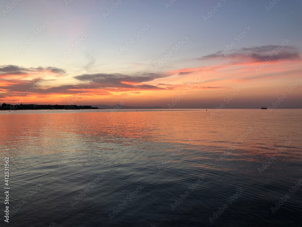 Atardecer en la playa con el cielo anaranjado y rosado