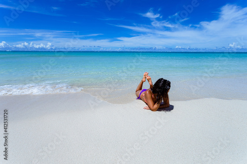 リゾート地に海水浴をしに来た水着姿の女の子