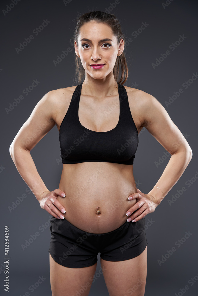 Obraz premium Pregnant sporty lady