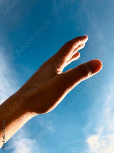 mano, cielo, dedo, azul, firmar, ademán, humana, dedo, brazo, gente, concepto, la palma, nube, carroceria, nube, sol, pulgar, aprobado, símbolo, alcance, agiotaje, arriba, mano, abstracta