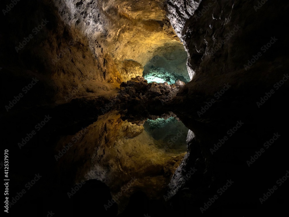 Reflejo de una cueva en Los jameos verdes de Lanzarote, Canarias