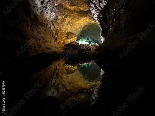 Reflejo de una cueva en Los jameos verdes de Lanzarote, Canarias