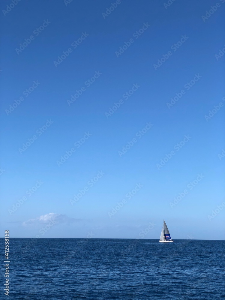 barco velero navegando en el mar azul