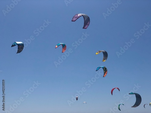 cometas de kitesurf de colores en el cielo azul de Tarifa