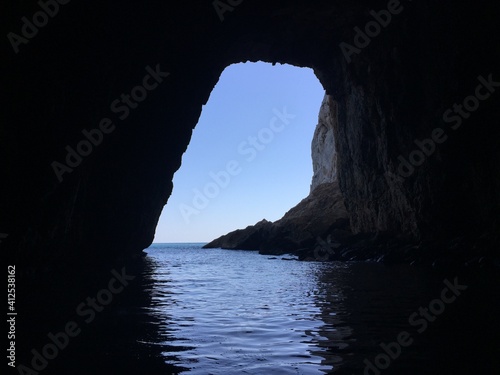 Cueva dentro del mar en Jávea, Alicante, Costablanca; ruta de kayack en el Mediterráneo