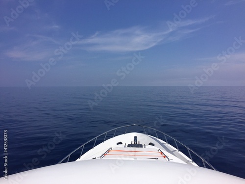 Proa de yate navegando en el mar mediterraneo © Cristina