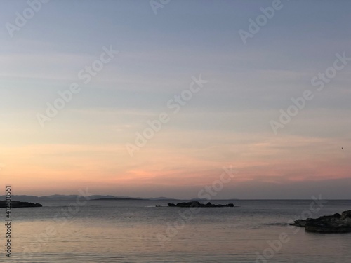 Atardecer con el cielo anaranjado y rosado en la playa cerca del mar © Cristina