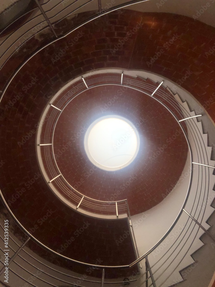 Obraz premium espiral, escalera, escalones, arquitectura, escalones, edificio, grada, interiors, alumbrado, escalera, aerogenerador, arriba, abstracta, montar, circunferencia, metal, viejo, circular, escalera de ca