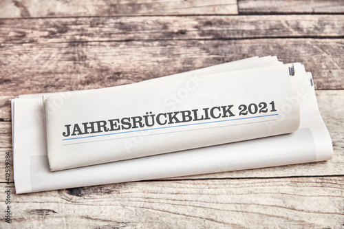 Jahresrückblick 2021 auf Zeitung als Titelseite photo