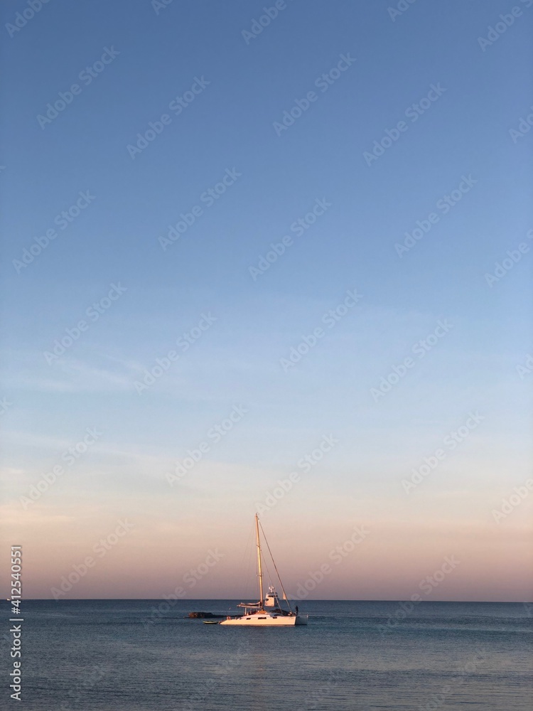 Fototapeta premium mar, barca, balandra, barco de vela, vela, nautica, acuático, bajel, atardecer, oceáno, cielo, azul, verano, viajando, horizonte, sol, nautica, crucero, naturaleza, buques, calma, vacaciones, deporte,