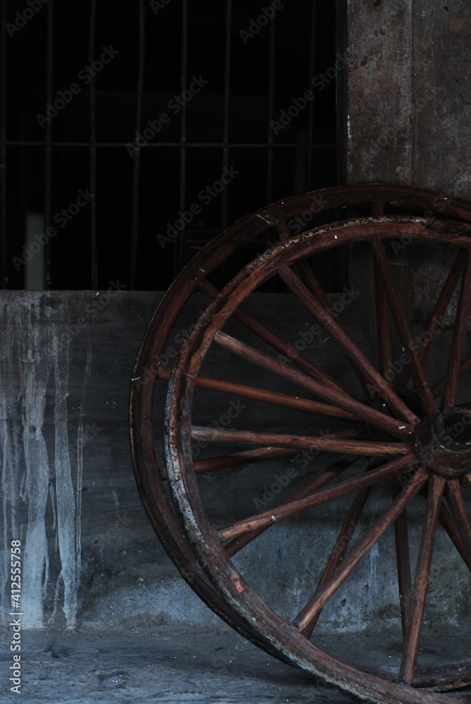 Obraz premium Old wooden wheels of a horse cart