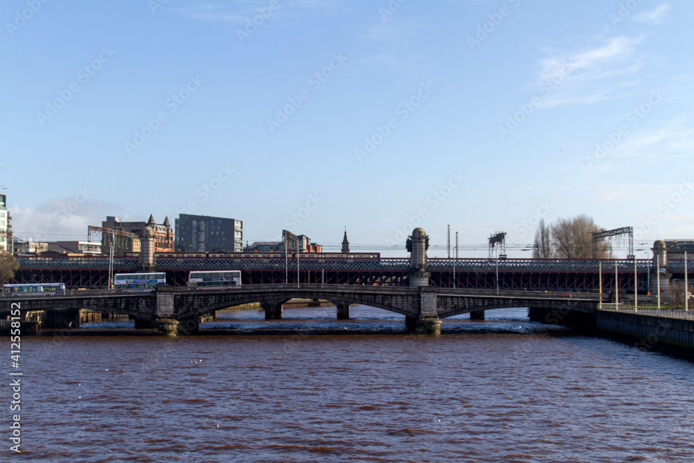Puente o Bridge sobre Rio o River en la ciudad de Glasgow, pais de Escocia o Scotland