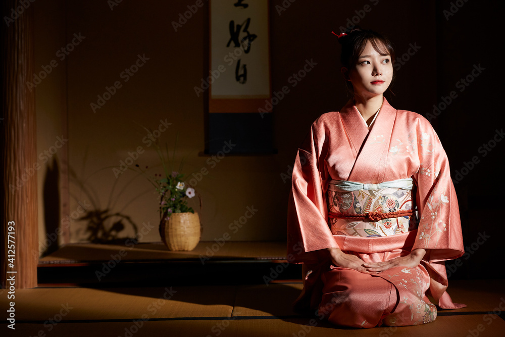 美しい着物姿の若い女性の和室でのポートレート