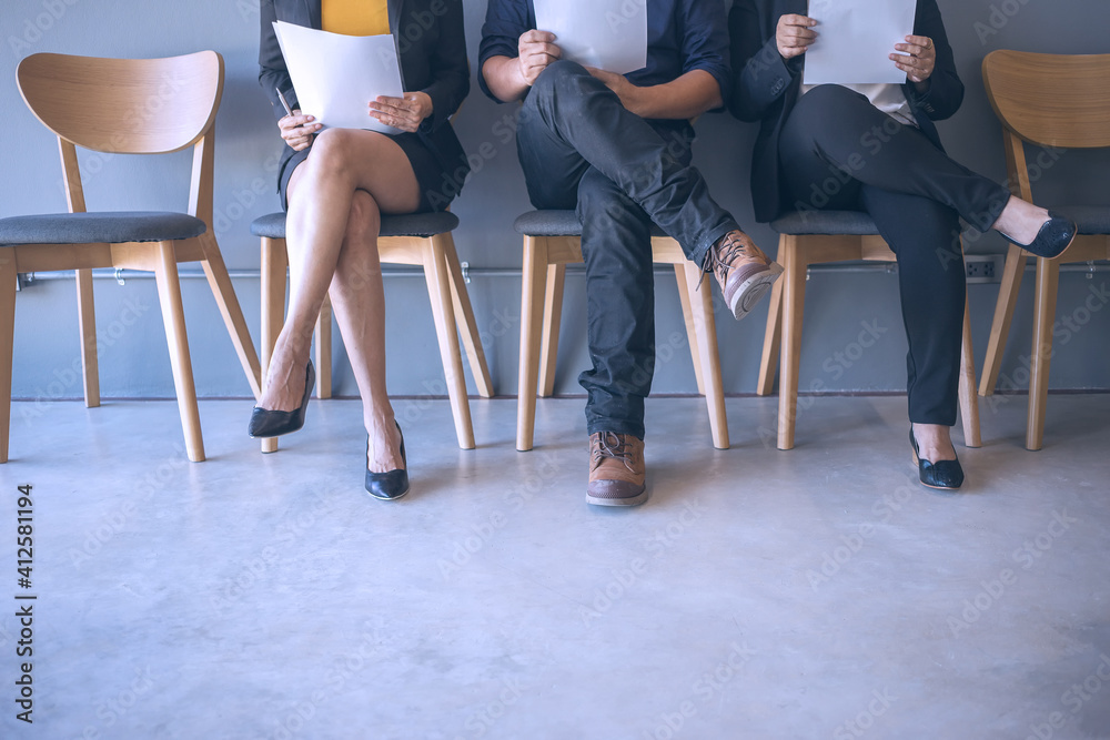 Obraz premium Group of peoples are sitting to review the documents while waiting for a job interview.