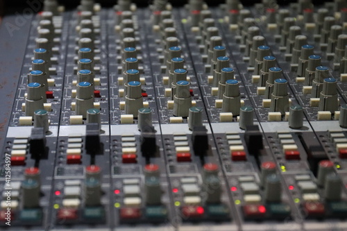 audio mixing console