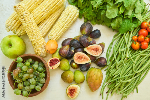 frutas y vegetales sobre fondo blanco