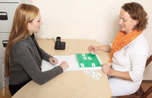 Logopädin und Patientin bei der Therapie
