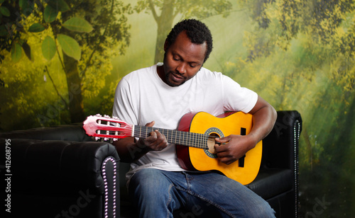 Mann spielt gitarre leidenschaftlich