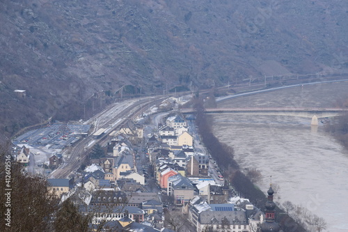 Blick über Cochem mit Schnee und Hochwasser photo