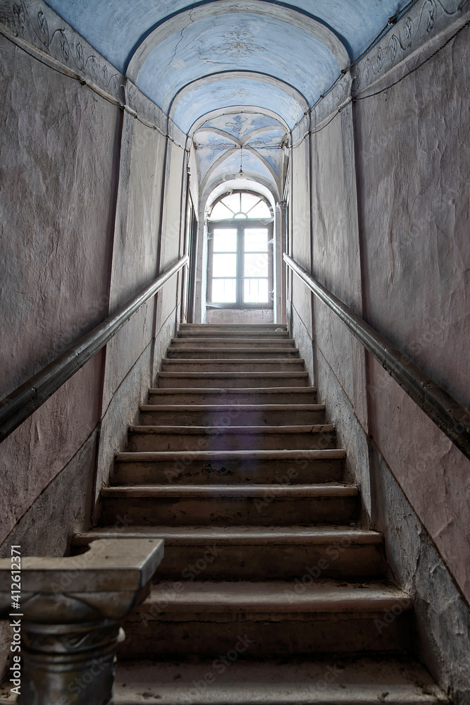 November 2020, Italy. Entrance frescoed and furnished with paintings and statues depicting lions from an abandoned house in Northern Italy. Urbex in Italy November 2020, Italy. Entrance frescoed and furnished with paintings and statues depicting lions from an abandoned house in Northern Italy. Urbex in Italy