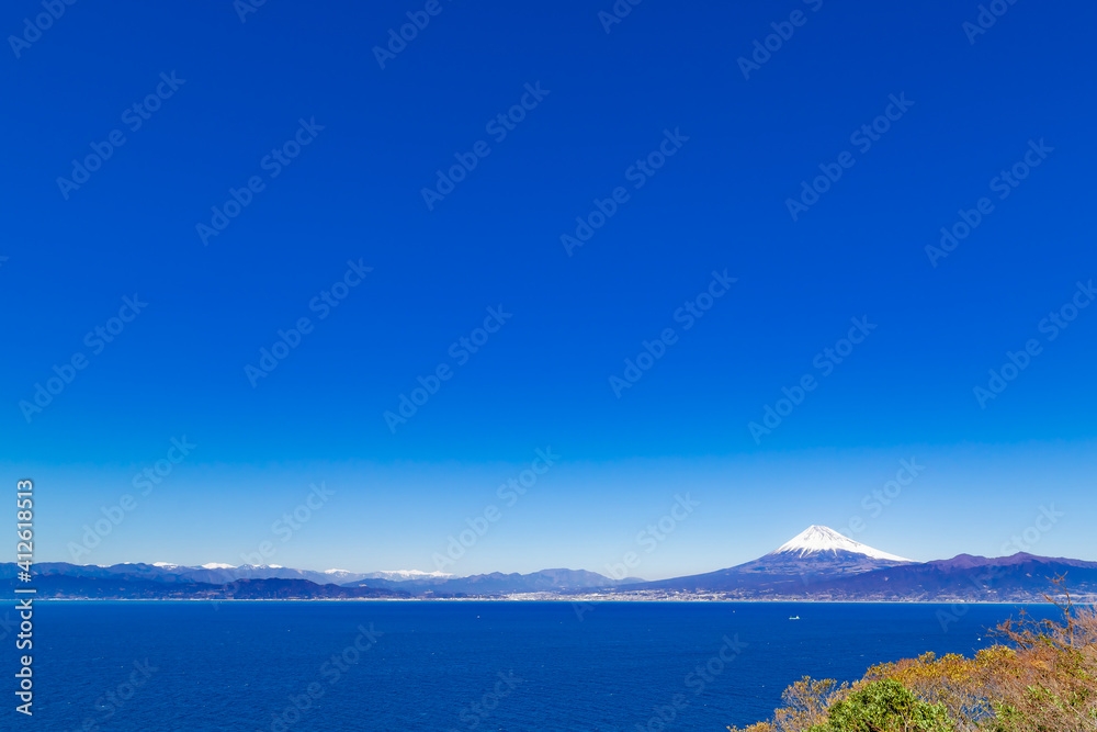 Fototapeta premium 静岡県沼津市戸田 出逢い岬から見た富士山