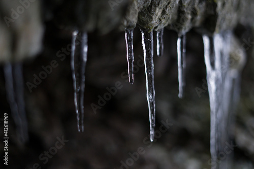 Eiszapfen am Fels im Schnee