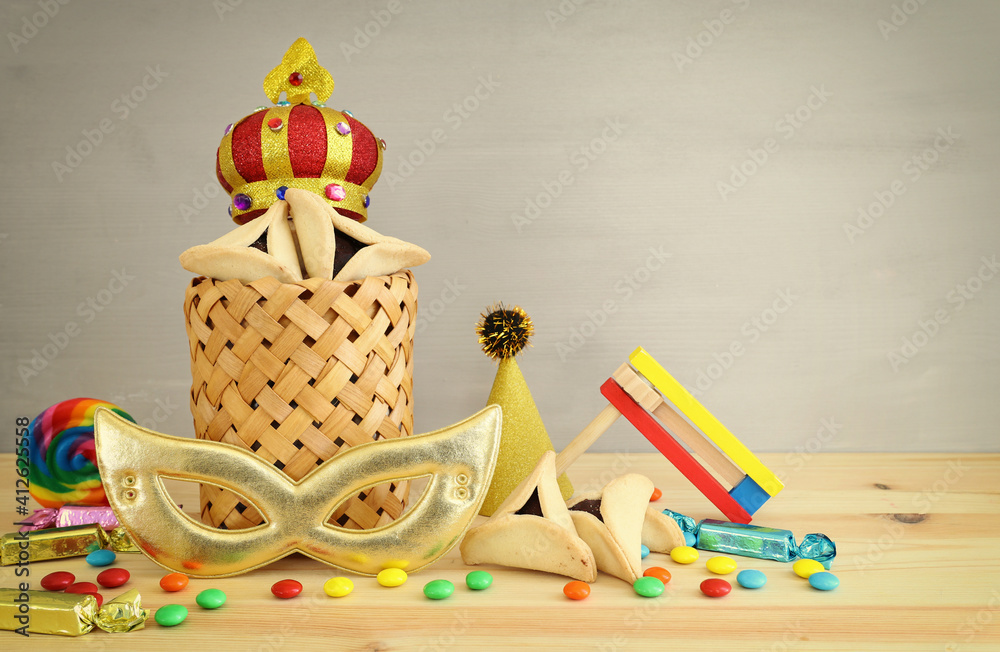 Obraz premium Purim celebration concept (jewish carnival holiday) over wooden table