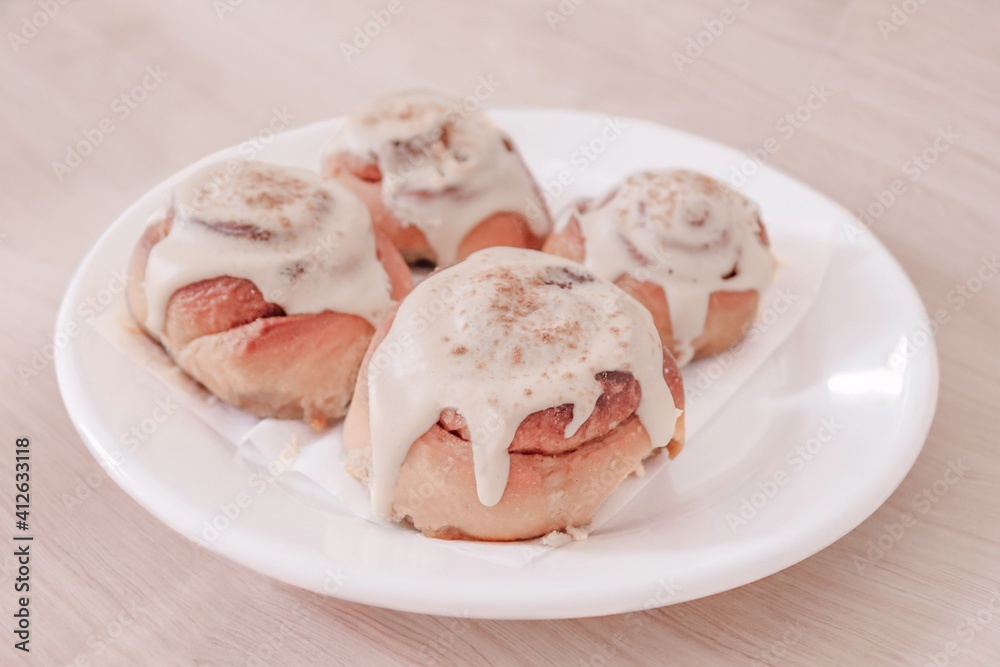Rolls de canela con glaseado tambien conocidos como cinnamon rolls o rollos de canela Rolls de canela con glaseado tambien conocidos como cinnamon rolls o rollos de canela