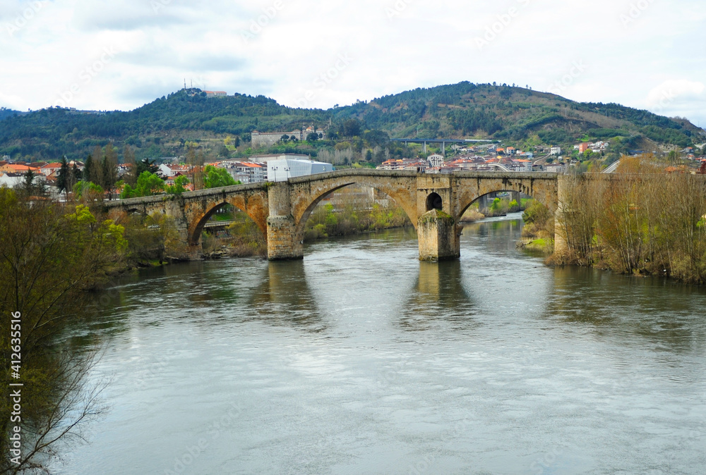 Ponte Vella sobre el río Miño en Ourense Orense, Galicia, España Ponte Vella sobre el río Miño en Ourense Orense, Galicia, España