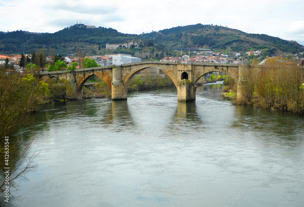Puente medieval Puente romano sobre el río Miño en Ourense Orense, Galicia, España