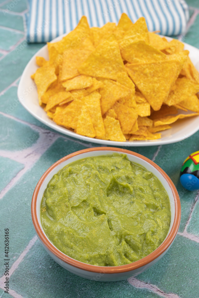 plat de guacamole et de chips tortillas plat de guacamole et de chips tortillas