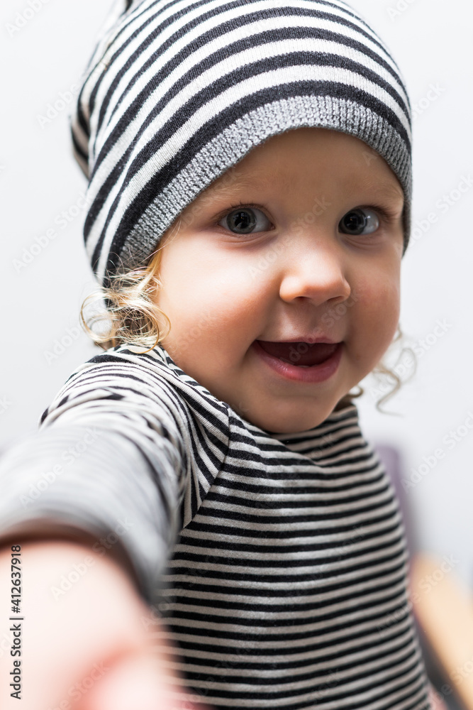 portrait petite fille en rayure portrait petite fille en rayure
