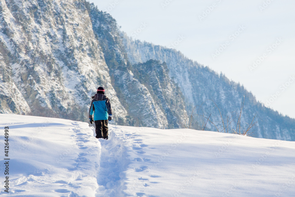 Junge läuft durch Schneelandschaft