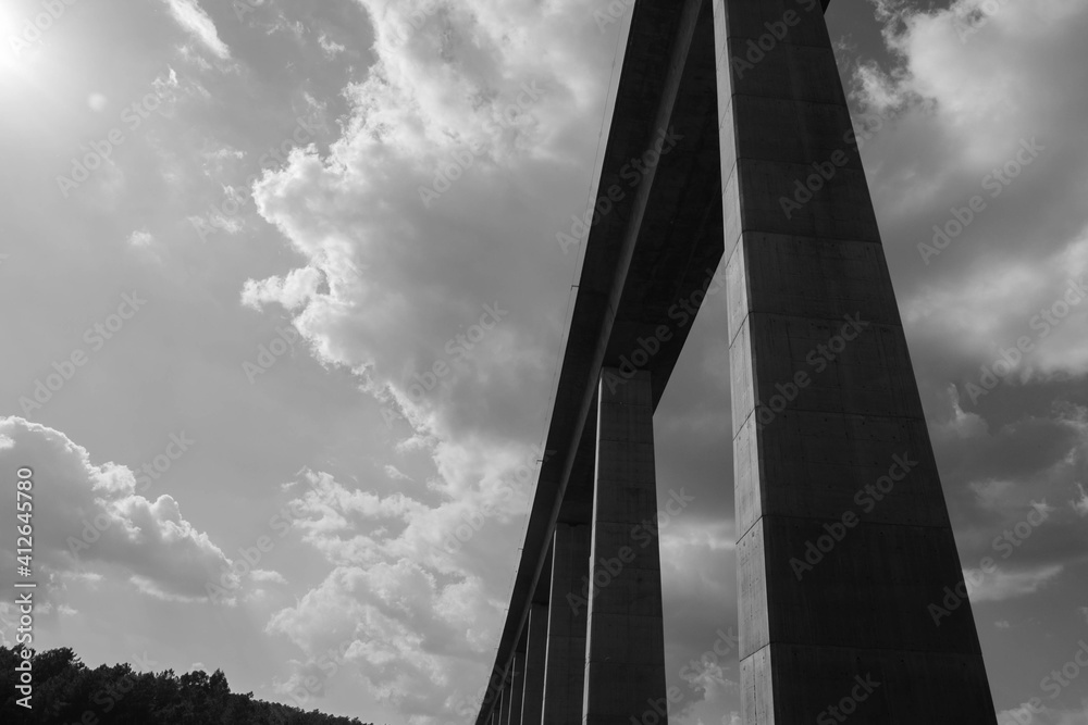 Obraz premium giant bridge and some clouds