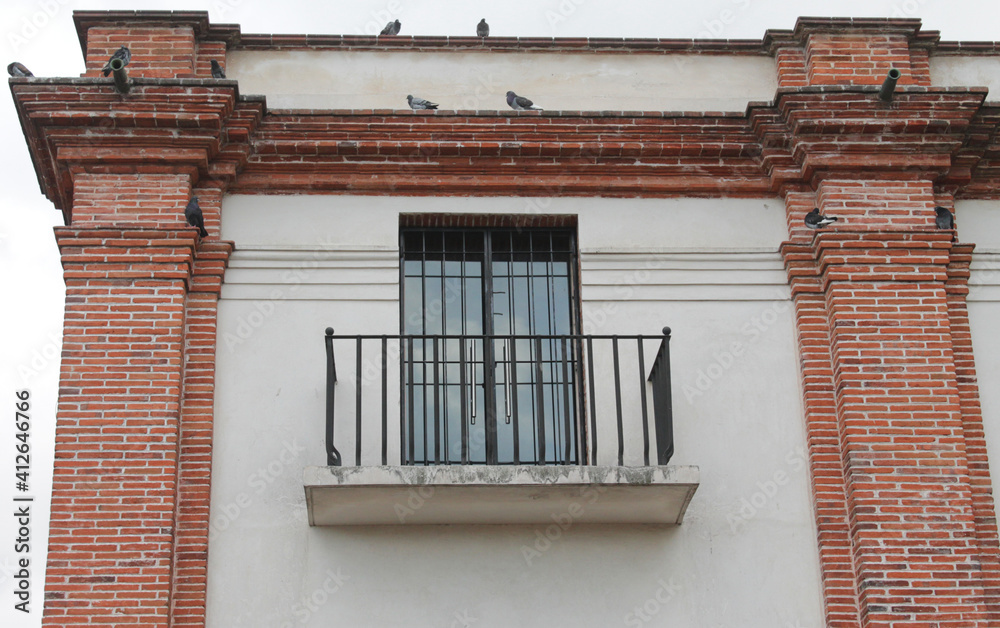 Obraz premium balcón en la ventana de un edificio
