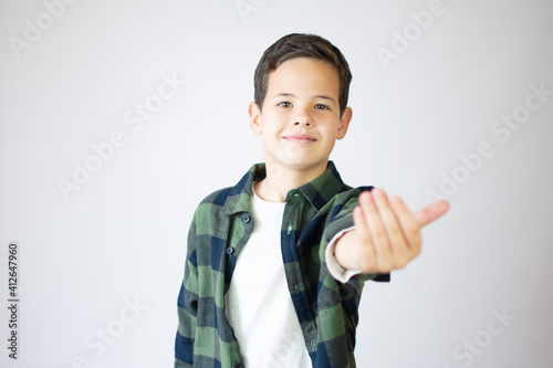 Billede på lærred Little boy presenting and inviting to come on white background