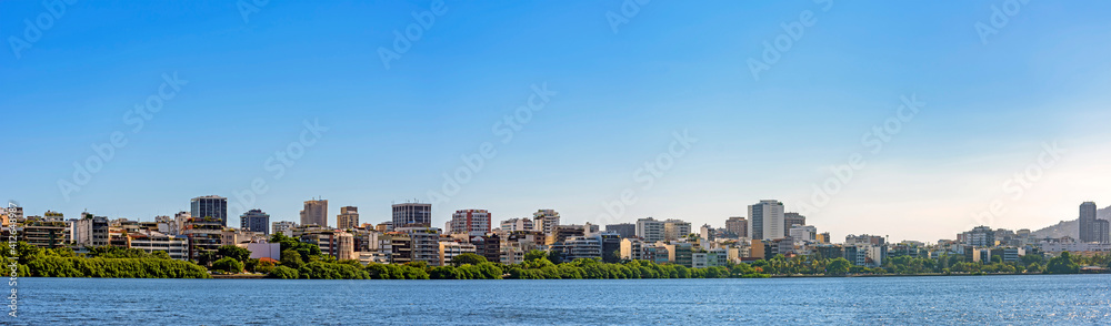 Fototapeta premium Panoramic image of the Leblon and Ipanema neighborhoods in Rio de Janeiro with their buildings seen from Rodrigo de Freitas Lagoon