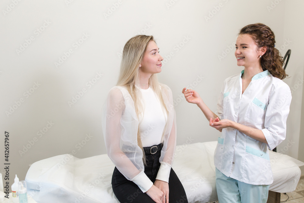 Fototapeta premium Doctor consulting a patient in a hospital