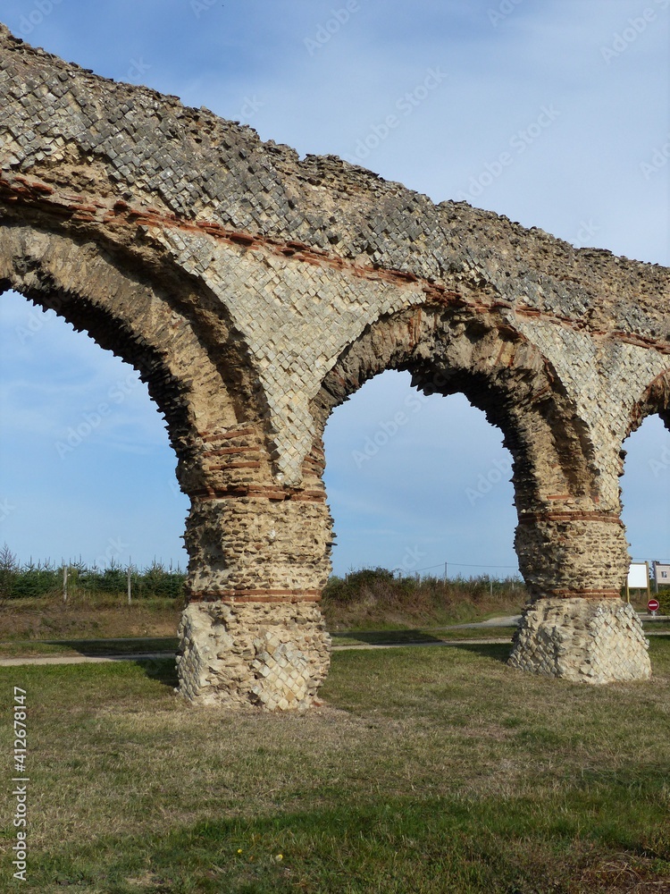 Original-Bögen römisches Aquädukt von Gier - Hochformat in Chaponost / Frankreich