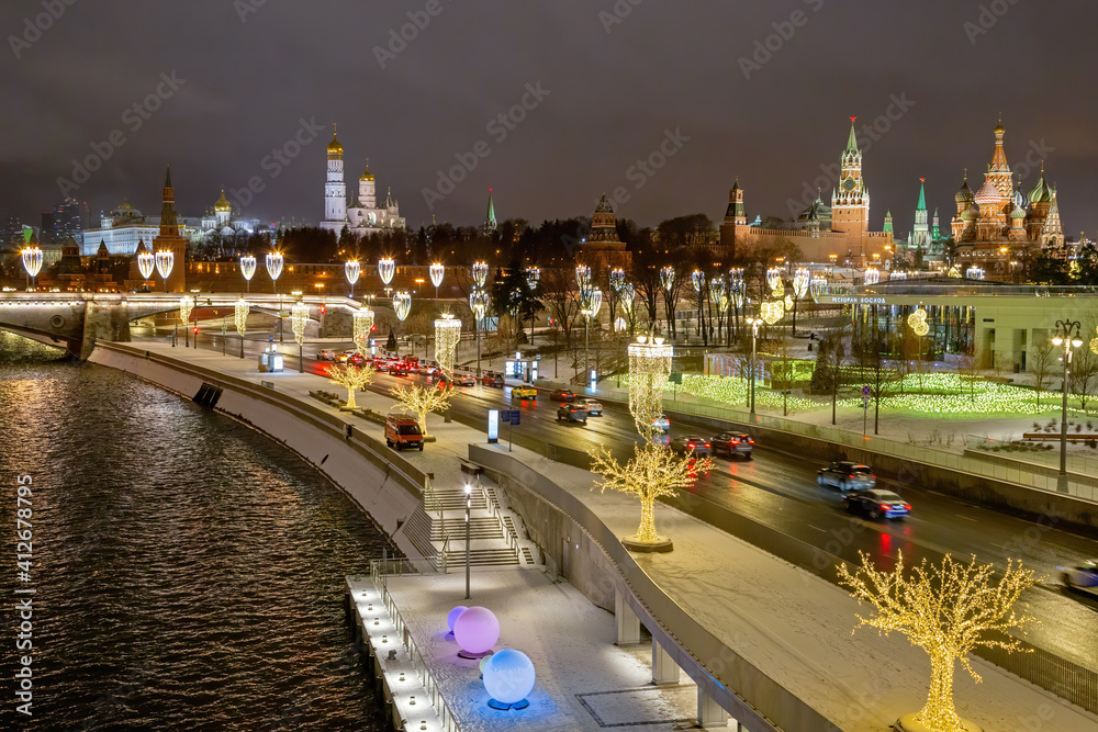 Obraz premium Evening Moscow. Festive capital of Russia. The Kremlin embankment is decorated with garlands for the New year. Christmas in Russia.