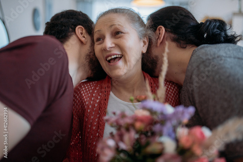 Foto Sons congratulate mom on the holiday