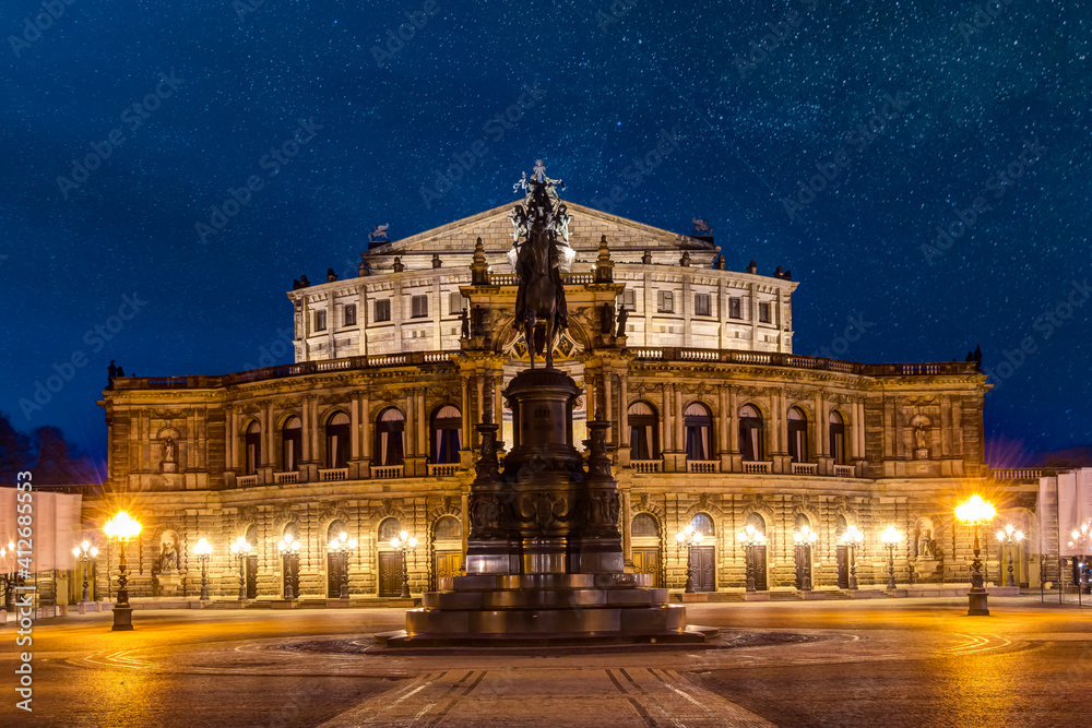 Die Semperoper in Dresden bei Nacht unter Sternenhimmel