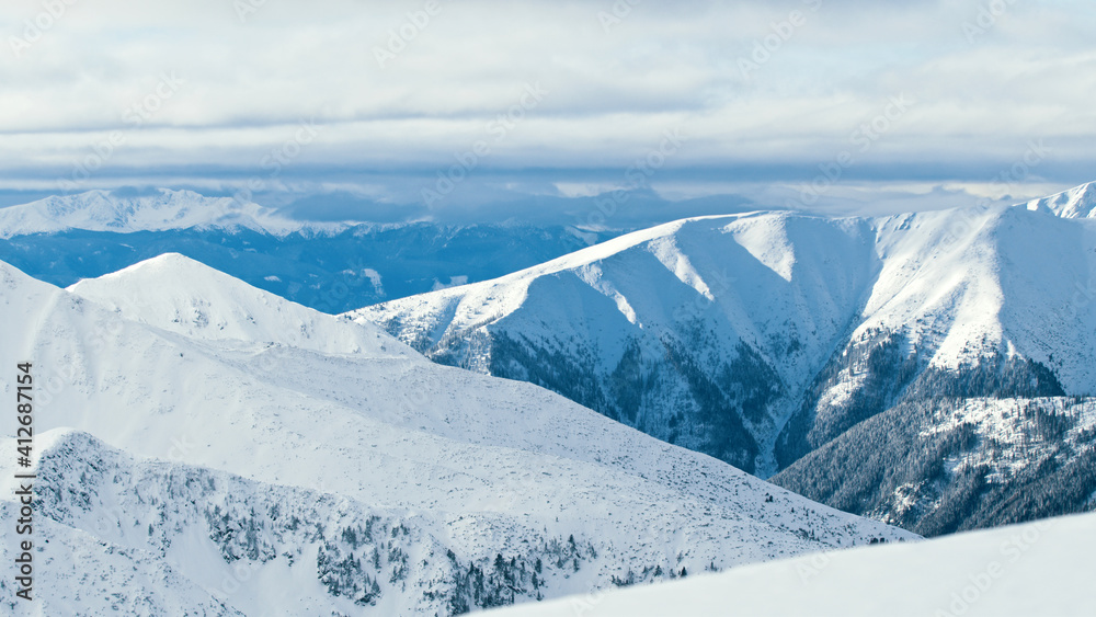 Obraz premium Mountain peaks covered in snow on sunny winter day. Timelapse. High quality photo
