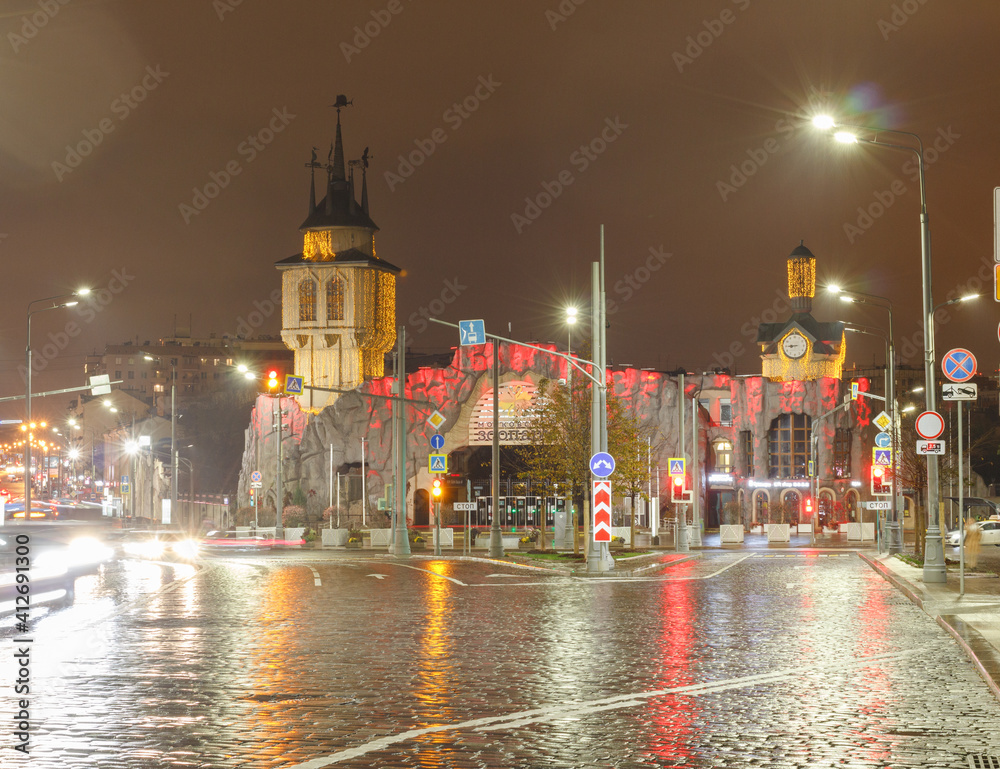 Obraz premium Moscow, Russia, Oct 21, 2020: Evening shot of crossroads near the Moscow Zoo. Car traces. Long exposure