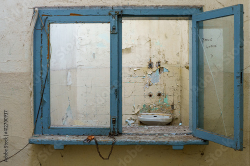 Okno do wydawania posiłków w zdewastowanej jadalni w nieczynnej fabryce 