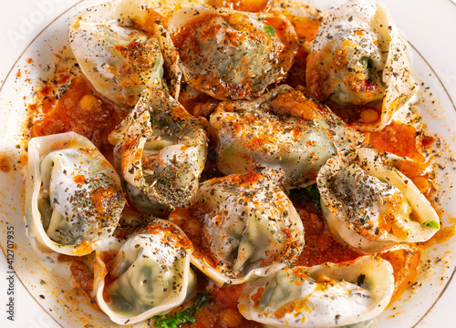 Canvastavla Close-up of Afghan Mantu covered with savory spices and herbs
