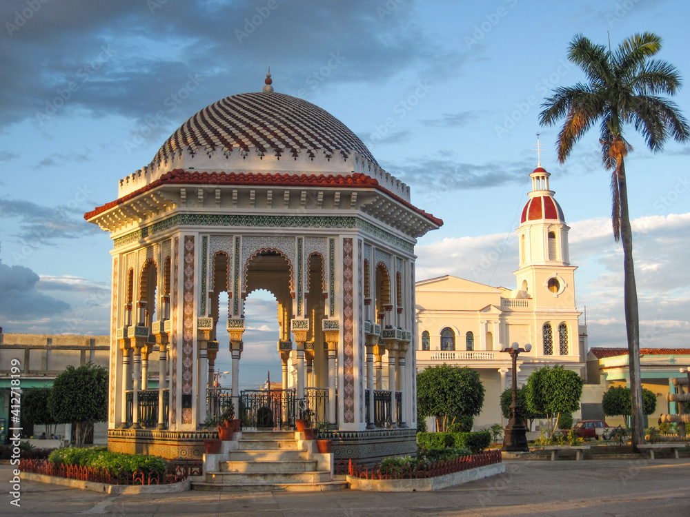 le Kiosque et l'Église de la Purísima Concepción du parc Cespedes de Manzanillo, Granma, Cuba