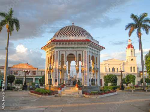 le Kiosque et l'Église de la Purísima Concepción du parc Cespedes de Manzanillo, Granma, Cuba photo